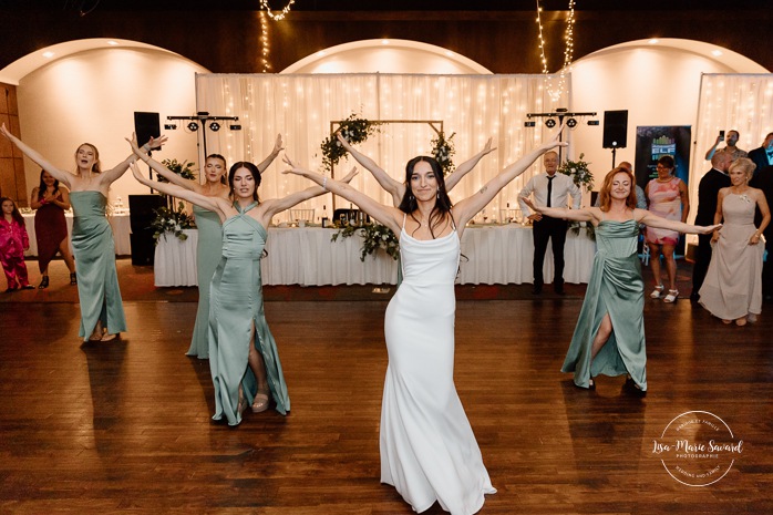 Wedding bridesmaids dance. Mariage à l'hôtel Delta Saguenay. Mariage à Jonquière. Photographe mariage Saguenay-Lac-Saint-Jean.