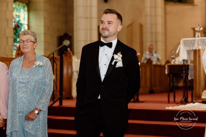 Wedding photos inside dark church. Catholic wedding photos. Église Sacré-Coeur de Chicoutimi. Mariage à Chicoutimi. Photographe mariage Saguenay-Lac-Saint-Jean.