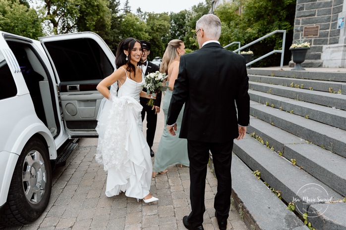 Wedding photos inside dark church. Catholic wedding photos. Église Sacré-Coeur de Chicoutimi. Mariage à Chicoutimi. Photographe mariage Saguenay-Lac-Saint-Jean.