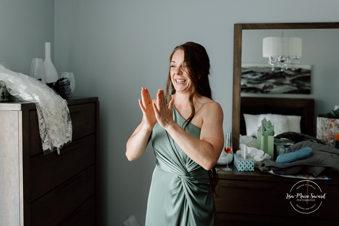 Bride getting ready with bridesmaids at home. Mariage à Chicoutimi. Photographe mariage Saguenay-Lac-Saint-Jean.