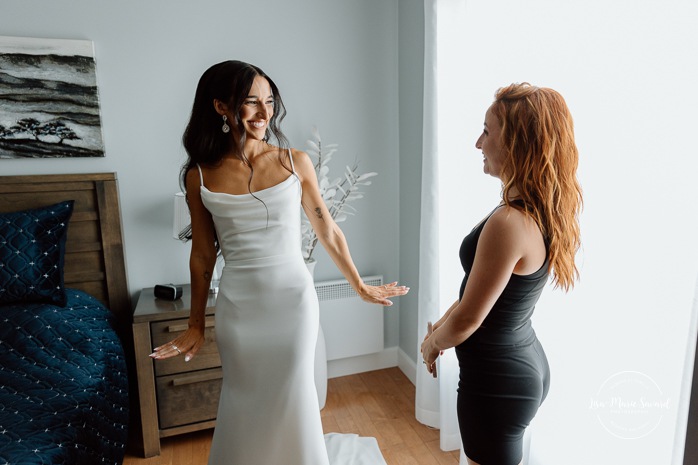Bride getting ready with bridesmaids at home. Mariage à Chicoutimi. Photographe mariage Saguenay-Lac-Saint-Jean.