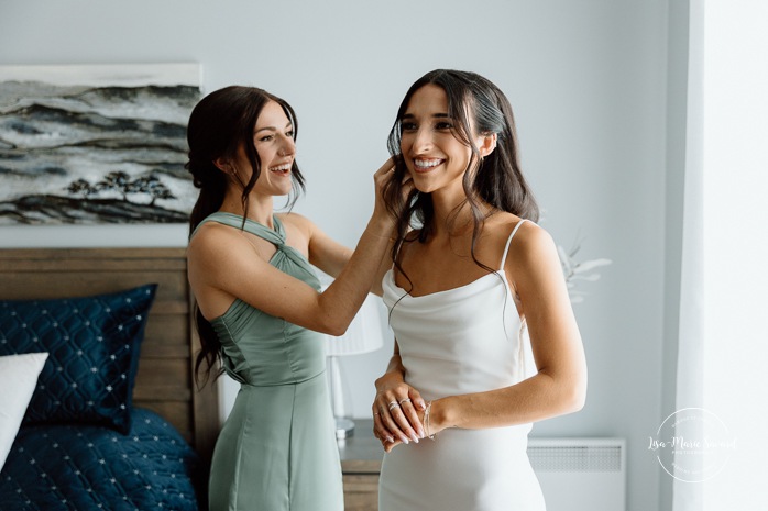 Bride getting ready with bridesmaids at home. Mariage à Chicoutimi. Photographe mariage Saguenay-Lac-Saint-Jean.