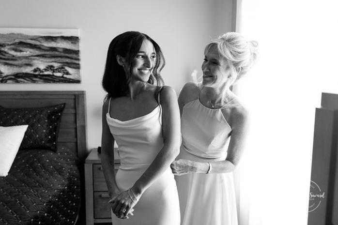 Bride getting ready with bridesmaids at home. Mariage à Chicoutimi. Photographe mariage Saguenay-Lac-Saint-Jean.