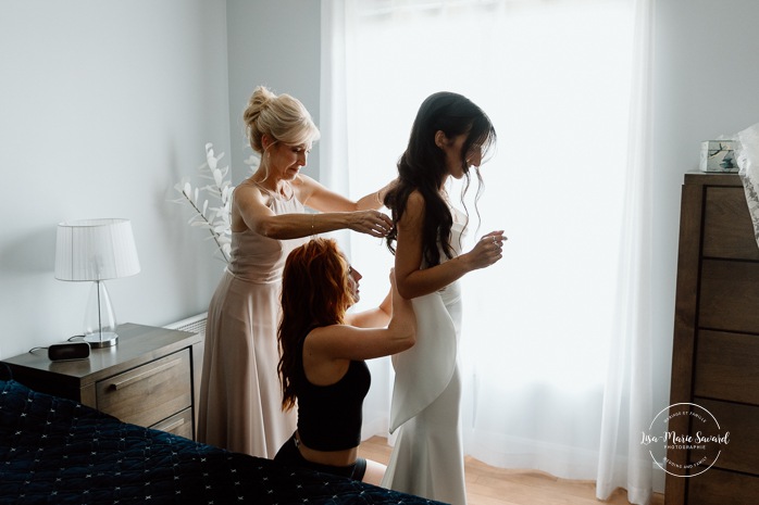 Bride getting ready with bridesmaids at home. Mariage à Chicoutimi. Photographe mariage Saguenay-Lac-Saint-Jean.