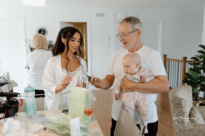 Bride getting ready with bridesmaids at home. Mariage à Chicoutimi. Photographe mariage Saguenay-Lac-Saint-Jean.