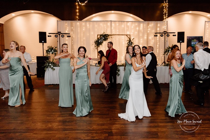 Wedding bridesmaids dance. Mariage à l'hôtel Delta Saguenay. Mariage à Jonquière. Photographe mariage Saguenay-Lac-Saint-Jean.