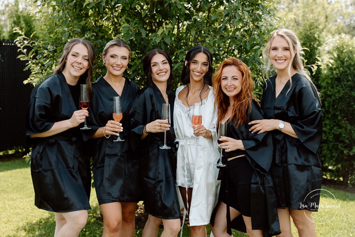 Bride getting ready with bridesmaids at home. Mariage à Chicoutimi. Photographe mariage Saguenay-Lac-Saint-Jean.