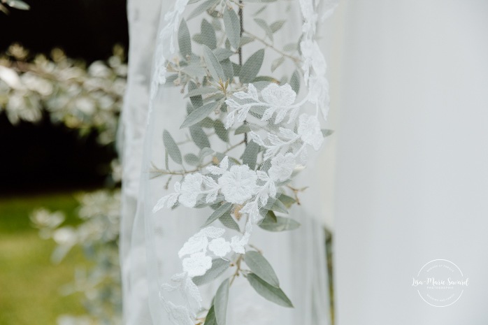 Wedding dress hanging from tree. Mariage à Chicoutimi. Photographe mariage Saguenay-Lac-Saint-Jean.