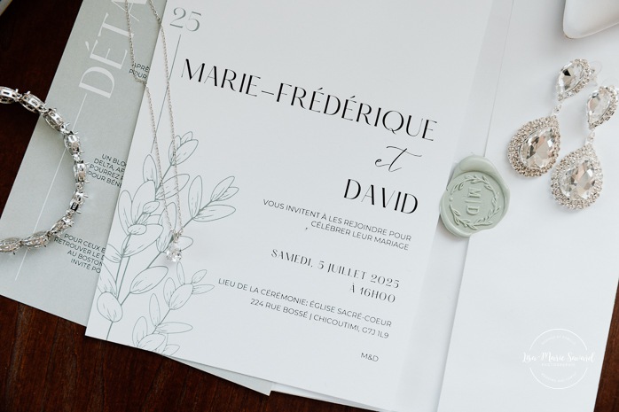 Bridal flat lay. Mariage à Chicoutimi. Photographe mariage Saguenay-Lac-Saint-Jean.