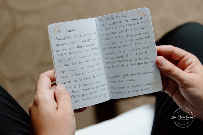 Groom getting ready with groomsmen in hotel room. Mariage à l'hôtel Delta Saguenay. Photographe mariage Saguenay-Lac-Saint-Jean