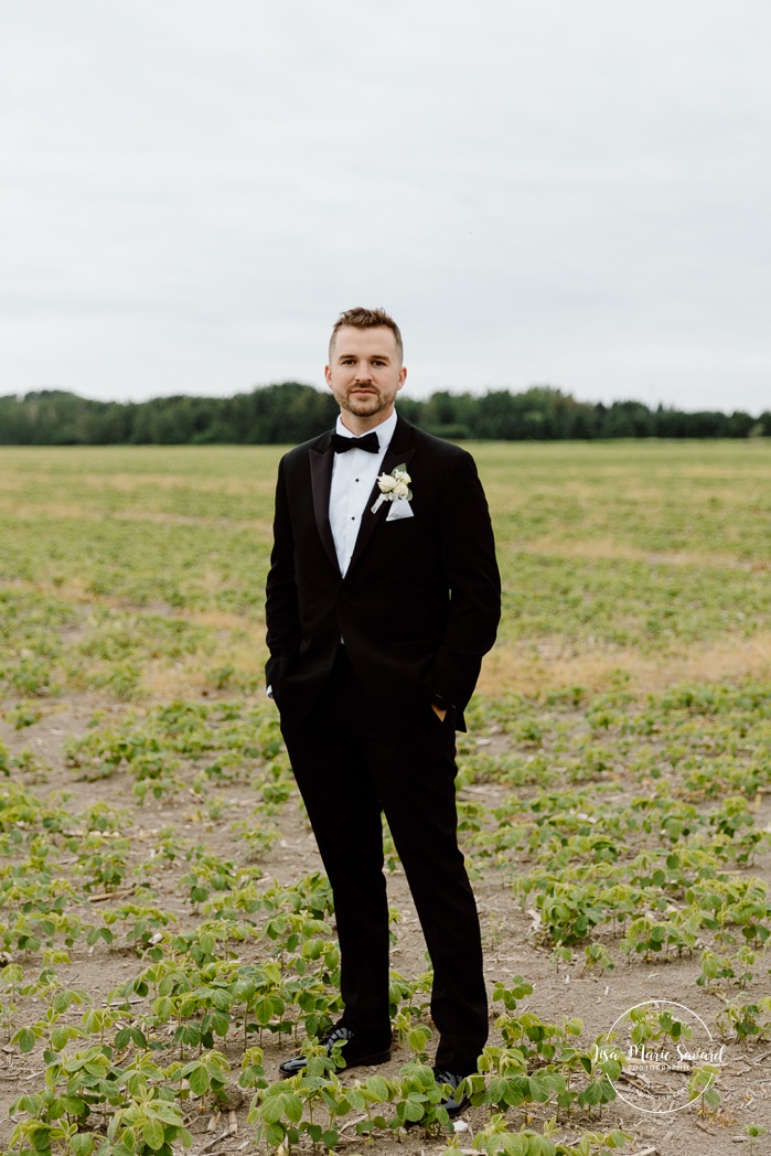 Field wedding photos. Countryside wedding photos. Romantic wedding photos. Pépinière Boréalis. Mariage à l'hôtel Delta Saguenay. Mariage à Jonquière. Photographe mariage Saguenay-Lac-Saint-Jean.
