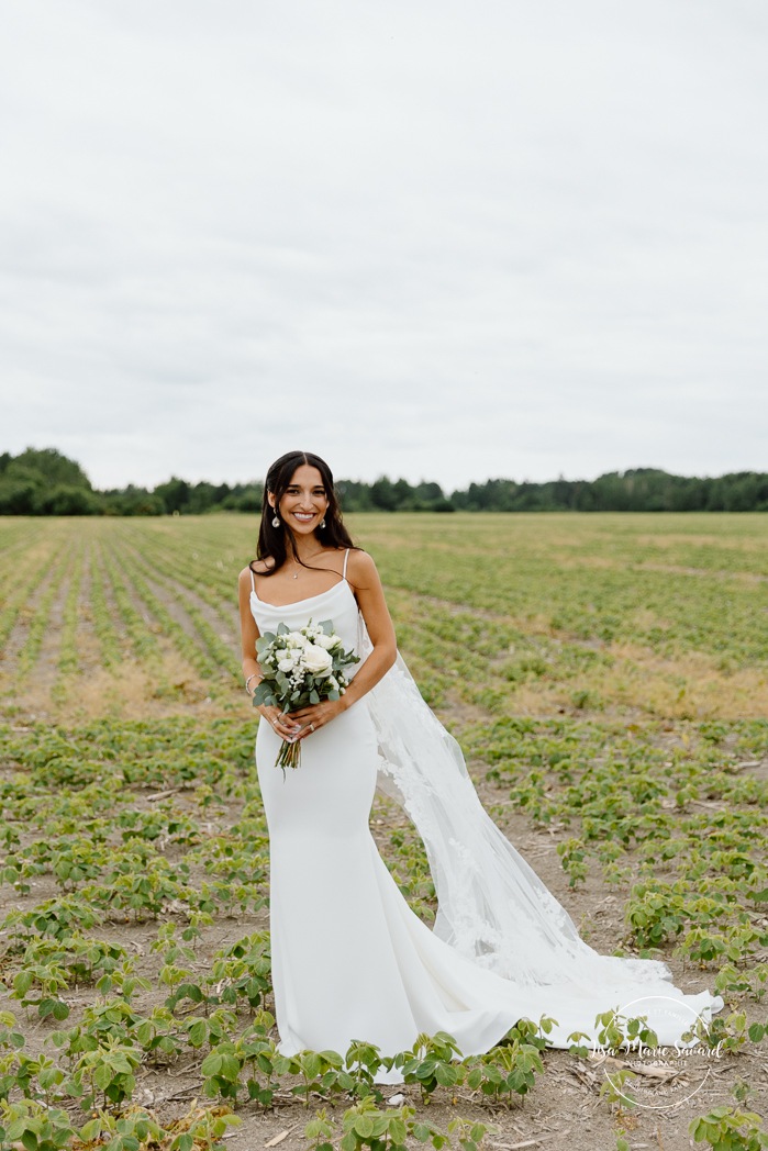 Field wedding photos. Countryside wedding photos. Romantic wedding photos. Pépinière Boréalis. Mariage à l'hôtel Delta Saguenay. Mariage à Jonquière. Photographe mariage Saguenay-Lac-Saint-Jean.