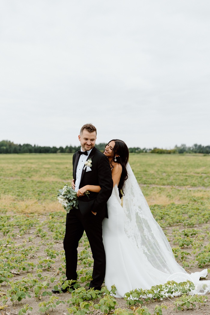 Field wedding photos. Countryside wedding photos. Romantic wedding photos. Pépinière Boréalis. Mariage à l'hôtel Delta Saguenay. Mariage à Jonquière. Photographe mariage Saguenay-Lac-Saint-Jean.