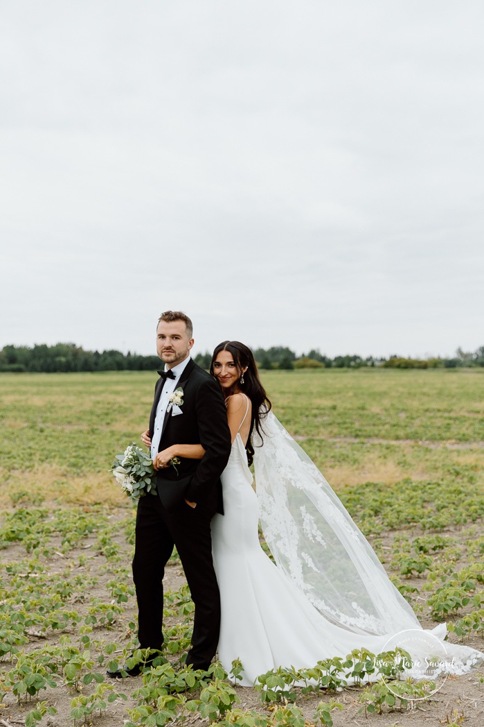 Field wedding photos. Countryside wedding photos. Romantic wedding photos. Pépinière Boréalis. Mariage à l'hôtel Delta Saguenay. Mariage à Jonquière. Photographe mariage Saguenay-Lac-Saint-Jean.