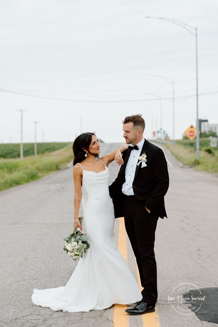 Street wedding photos. Urban wedding photos. Pépinière Boréalis. Mariage à l'hôtel Delta Saguenay. Mariage à Jonquière. Photographe mariage Saguenay-Lac-Saint-Jean.