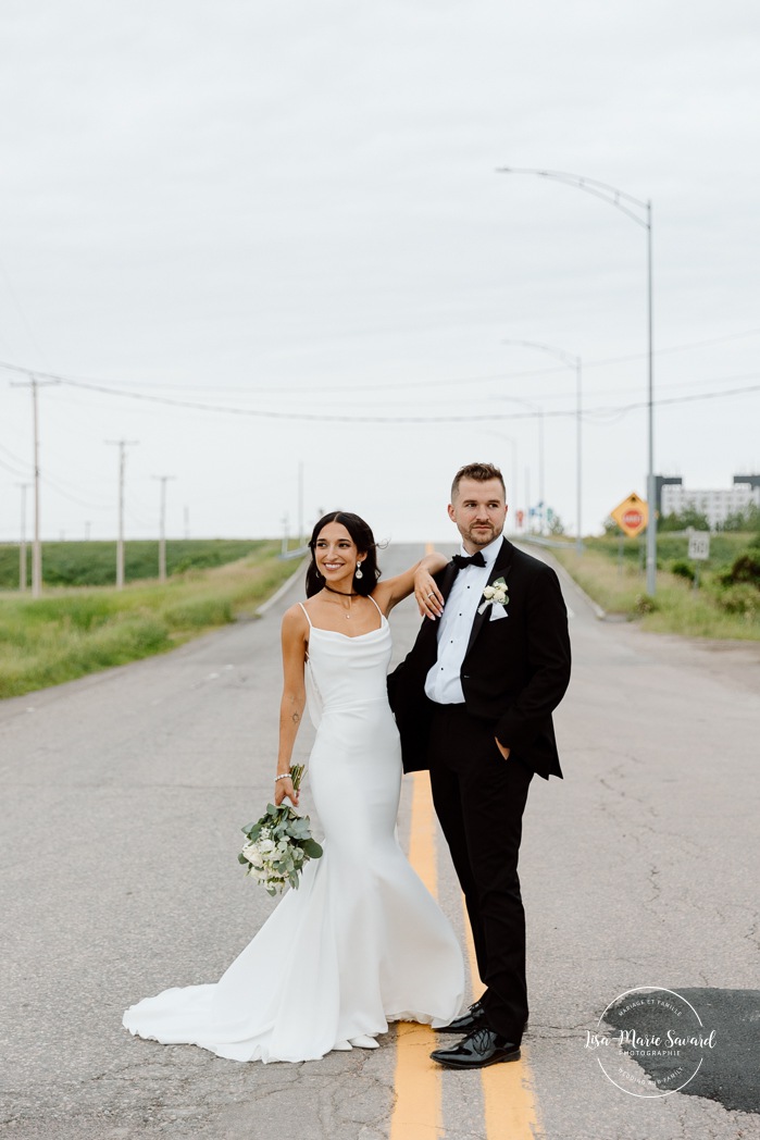 Street wedding photos. Urban wedding photos. Pépinière Boréalis. Mariage à l'hôtel Delta Saguenay. Mariage à Jonquière. Photographe mariage Saguenay-Lac-Saint-Jean.