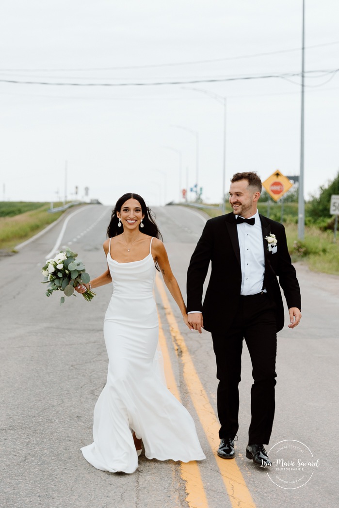 Street wedding photos. Urban wedding photos. Pépinière Boréalis. Mariage à l'hôtel Delta Saguenay. Mariage à Jonquière. Photographe mariage Saguenay-Lac-Saint-Jean.