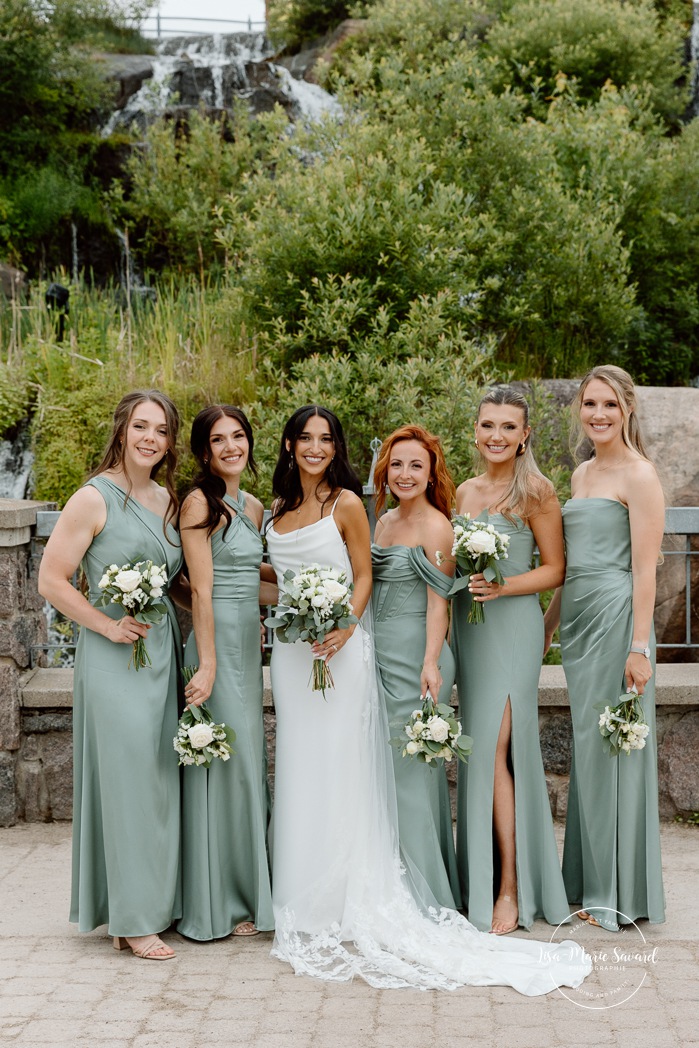 Outdoor bridal party photos. Wedding photos in urban park. Parc du Bassin Chicoutimi. Petite Maison Blanche Saguenay. Mariage à Chicoutimi. Photographe mariage Saguenay-Lac-Saint-Jean.