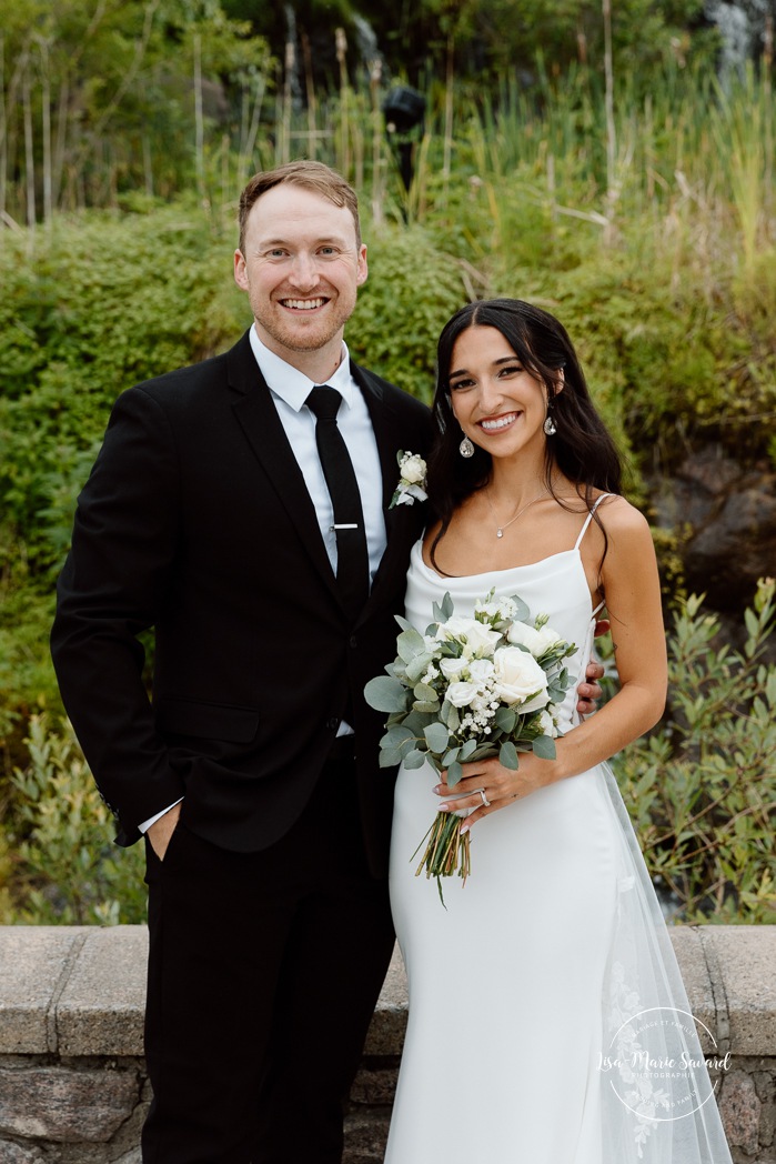 Outdoor wedding family photos. Wedding family photos in urban park. Parc du Bassin Chicoutimi. Petite Maison Blanche Saguenay. Mariage à Chicoutimi. Photographe mariage Saguenay-Lac-Saint-Jean.