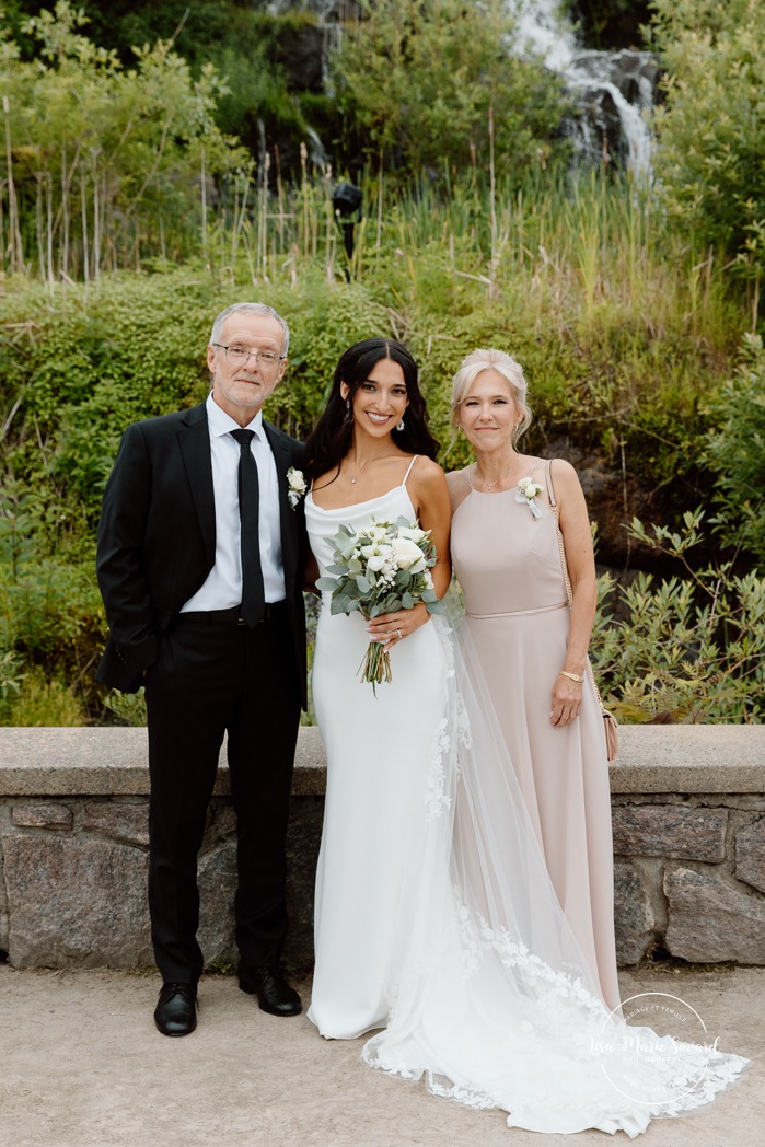 Outdoor wedding family photos. Wedding family photos in urban park. Parc du Bassin Chicoutimi. Petite Maison Blanche Saguenay. Mariage à Chicoutimi. Photographe mariage Saguenay-Lac-Saint-Jean.