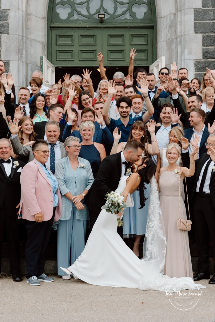 Wedding photos inside dark church. Catholic wedding photos. Église Sacré-Coeur de Chicoutimi. Mariage à Chicoutimi. Photographe mariage Saguenay-Lac-Saint-Jean.