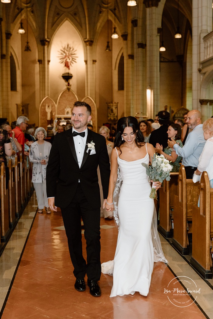 Wedding photos inside dark church. Catholic wedding photos. Église Sacré-Coeur de Chicoutimi. Mariage à Chicoutimi. Photographe mariage Saguenay-Lac-Saint-Jean.