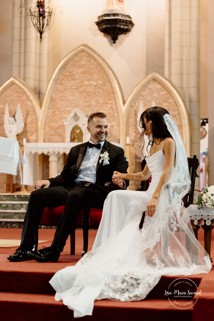 Wedding photos inside dark church. Catholic wedding photos. Église Sacré-Coeur de Chicoutimi. Mariage à Chicoutimi. Photographe mariage Saguenay-Lac-Saint-Jean.