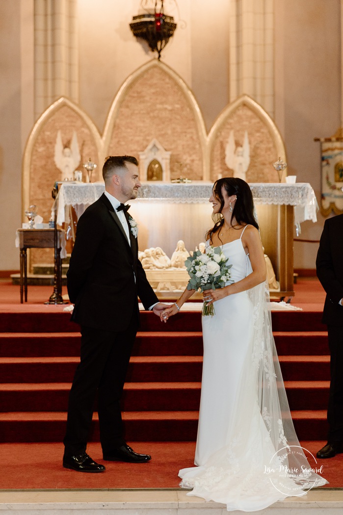 Wedding photos inside dark church. Catholic wedding photos. Église Sacré-Coeur de Chicoutimi. Mariage à Chicoutimi. Photographe mariage Saguenay-Lac-Saint-Jean.
