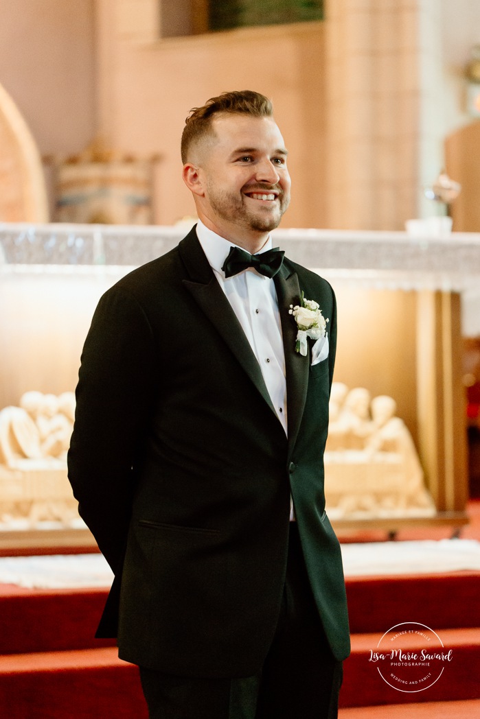 Wedding photos inside dark church. Catholic wedding photos. Église Sacré-Coeur de Chicoutimi. Mariage à Chicoutimi. Photographe mariage Saguenay-Lac-Saint-Jean.