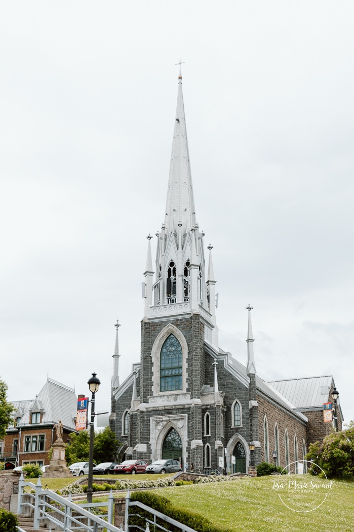 Wedding photos inside dark church. Catholic wedding photos. Église Sacré-Coeur de Chicoutimi. Mariage à Chicoutimi. Photographe mariage Saguenay-Lac-Saint-Jean.