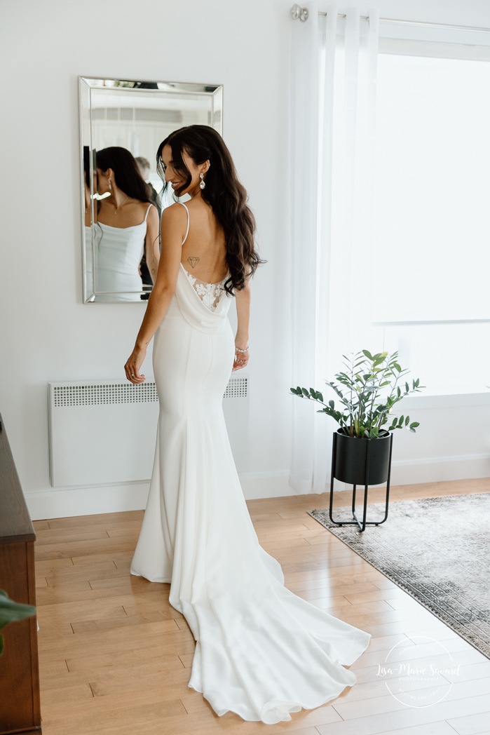 Bride getting ready with bridesmaids at home. Mariage à Chicoutimi. Photographe mariage Saguenay-Lac-Saint-Jean.