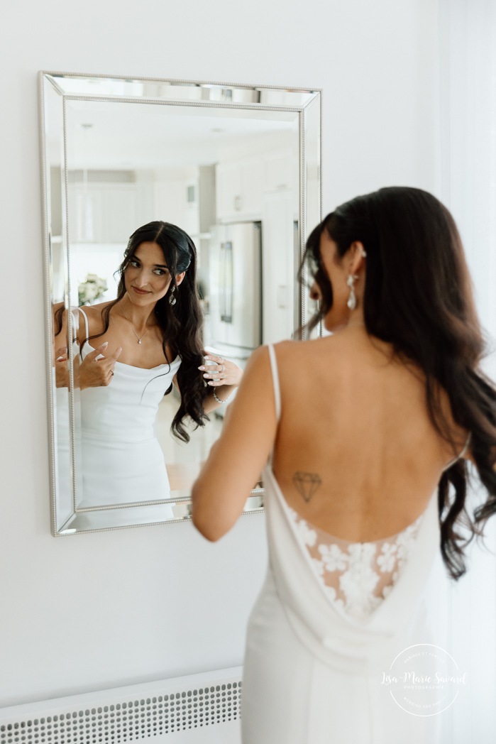 Bride getting ready with bridesmaids at home. Mariage à Chicoutimi. Photographe mariage Saguenay-Lac-Saint-Jean.
