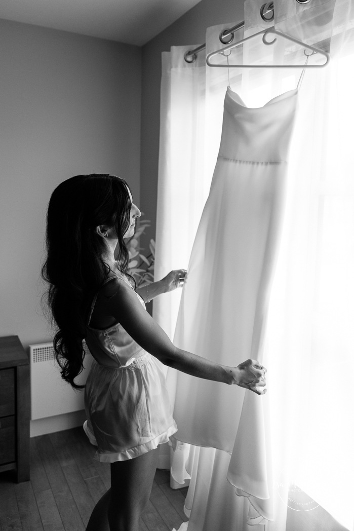 Bride getting ready with bridesmaids at home. Mariage à Chicoutimi. Photographe mariage Saguenay-Lac-Saint-Jean.