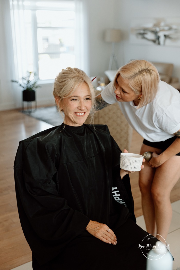 Bride getting ready with bridesmaids at home. Mariage à Chicoutimi. Photographe mariage Saguenay-Lac-Saint-Jean.