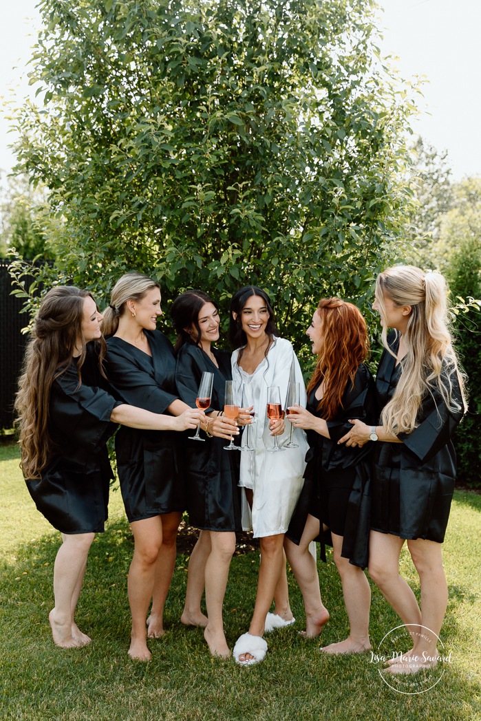 Bride getting ready with bridesmaids at home. Mariage à Chicoutimi. Photographe mariage Saguenay-Lac-Saint-Jean.