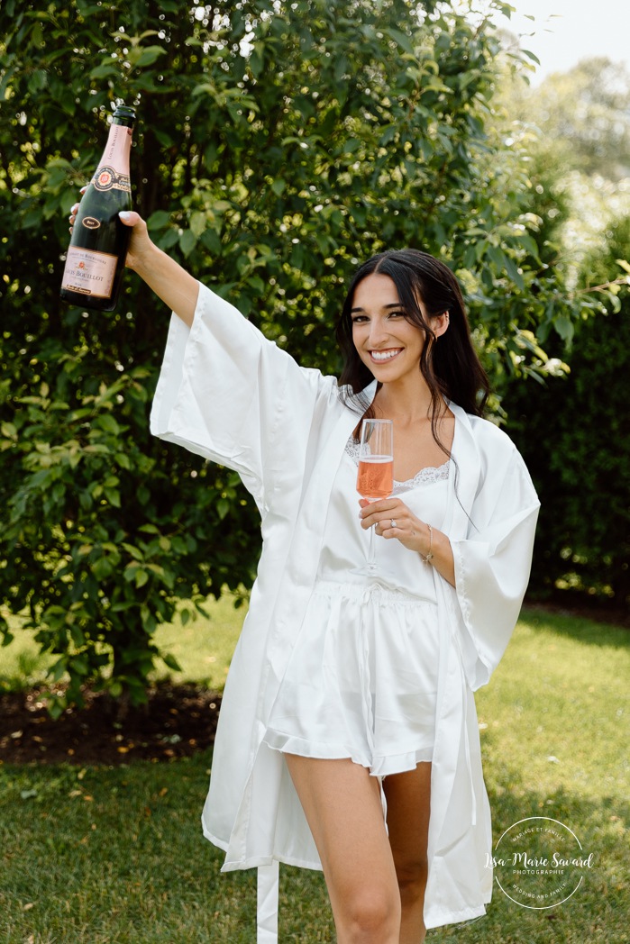 Bride getting ready with bridesmaids at home. Mariage à Chicoutimi. Photographe mariage Saguenay-Lac-Saint-Jean.