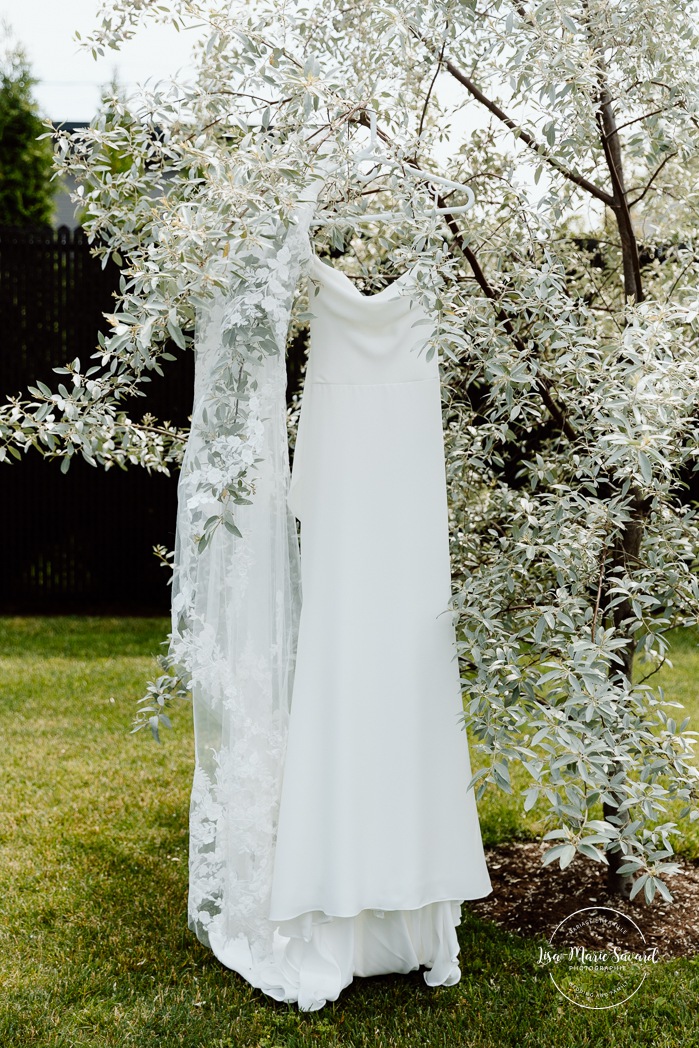 Wedding dress hanging from tree. Mariage à Chicoutimi. Photographe mariage Saguenay-Lac-Saint-Jean.