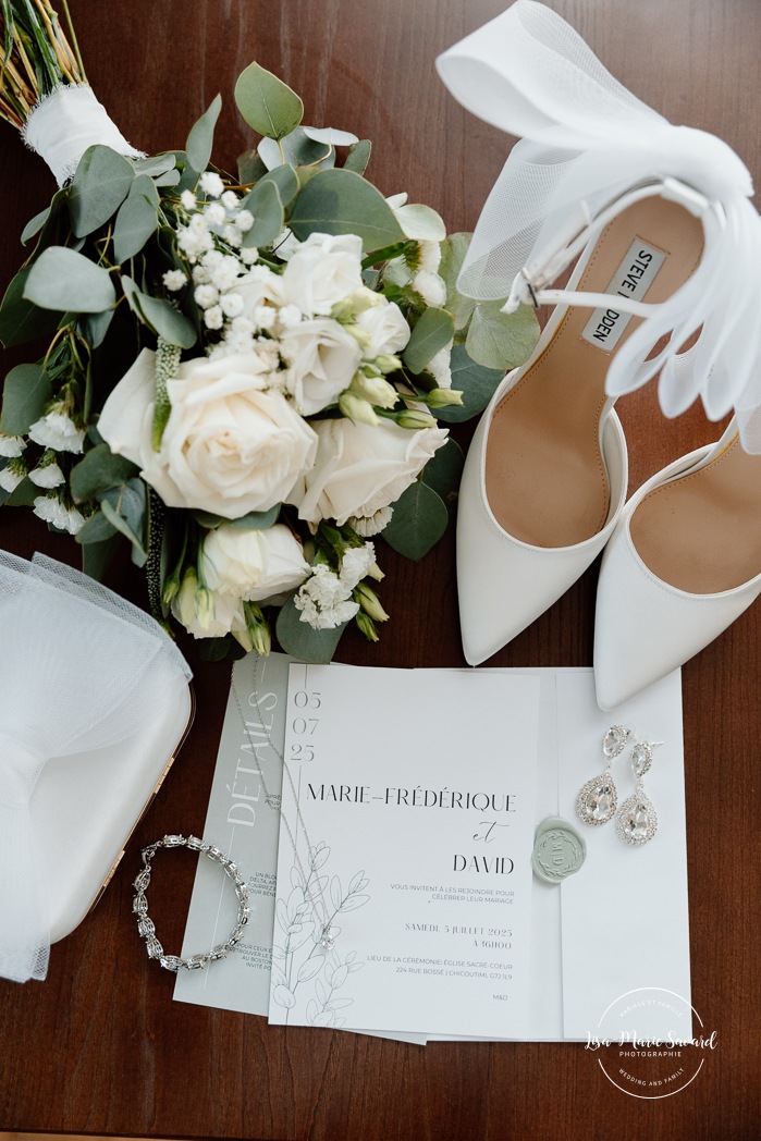 Bridal flat lay. Mariage à Chicoutimi. Photographe mariage Saguenay-Lac-Saint-Jean.