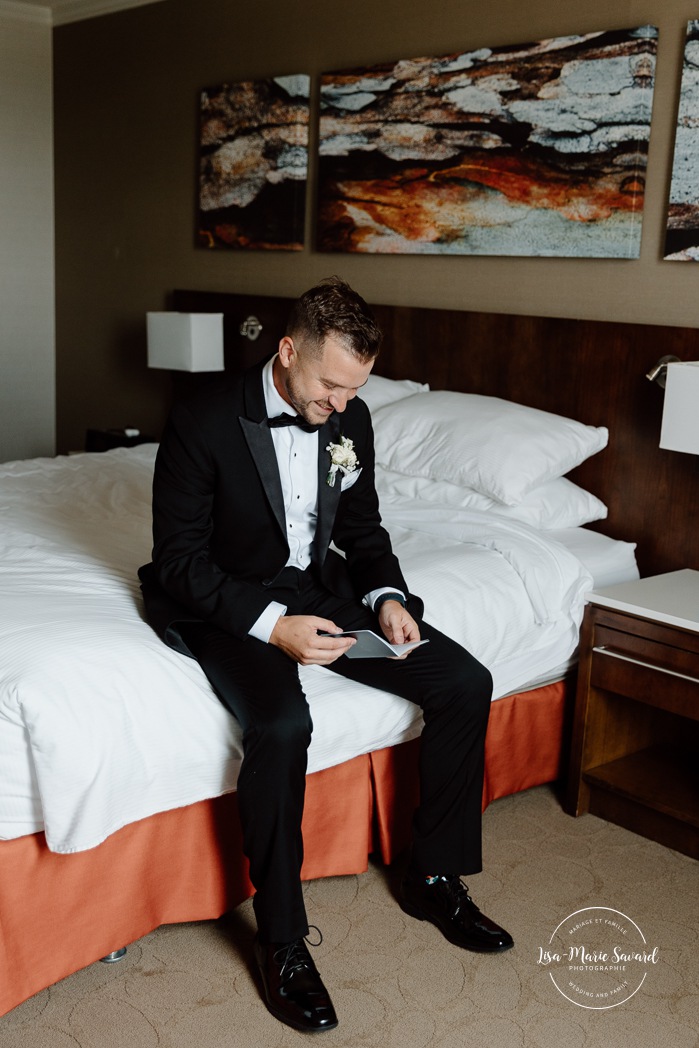 Groom getting ready with groomsmen in hotel room. Mariage à l'hôtel Delta Saguenay. Photographe mariage Saguenay-Lac-Saint-Jean
