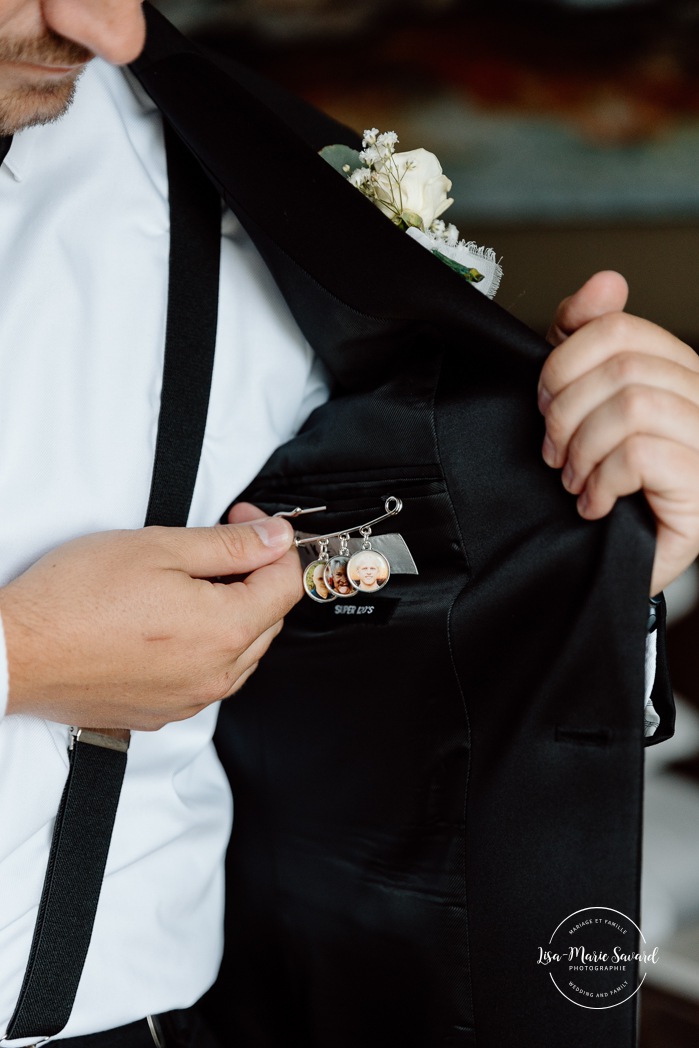 Groom getting ready with groomsmen in hotel room. Mariage à l'hôtel Delta Saguenay. Photographe mariage Saguenay-Lac-Saint-Jean