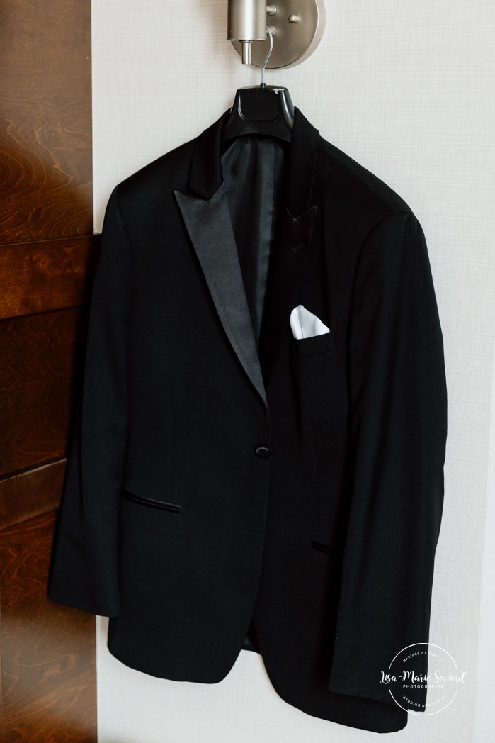 Groom flat lay. Mariage à l'hôtel Delta Saguenay. Photographe mariage Saguenay-Lac-Saint-Jean.