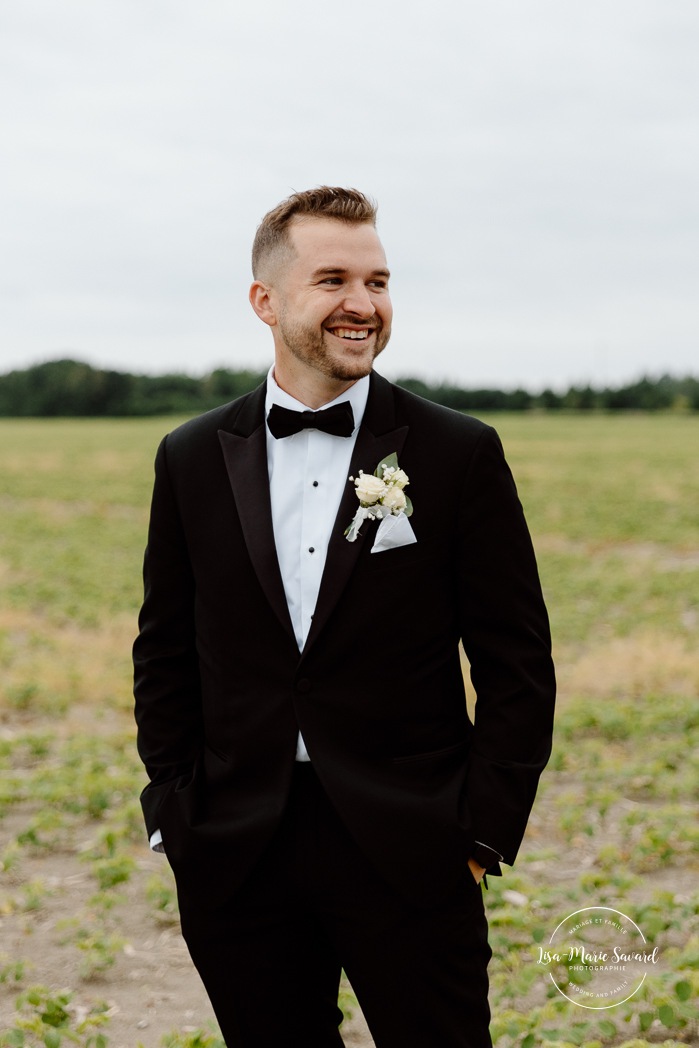 Field wedding photos. Countryside wedding photos. Romantic wedding photos. Pépinière Boréalis. Mariage à l'hôtel Delta Saguenay. Mariage à Jonquière. Photographe mariage Saguenay-Lac-Saint-Jean.