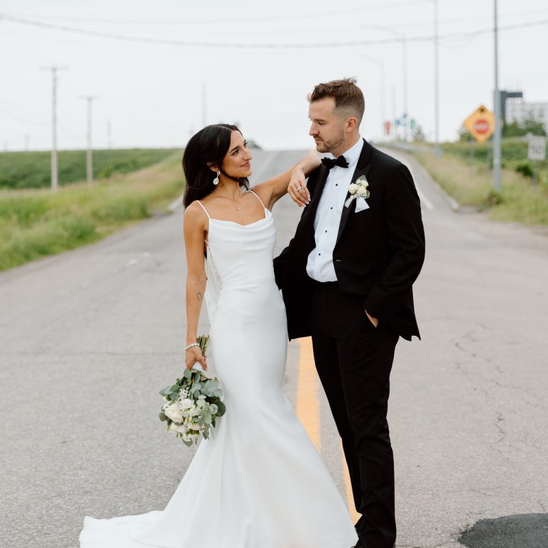 Street wedding photos. Urban wedding photos. Pépinière Boréalis. Mariage à l'hôtel Delta Saguenay. Mariage à Jonquière. Photographe mariage Saguenay-Lac-Saint-Jean.