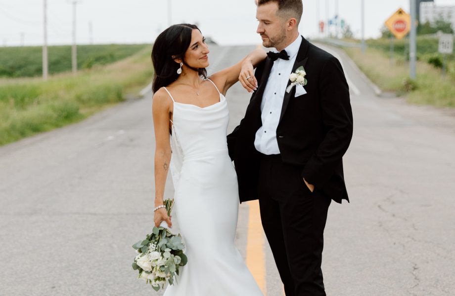 Street wedding photos. Urban wedding photos. Pépinière Boréalis. Mariage à l'hôtel Delta Saguenay. Mariage à Jonquière. Photographe mariage Saguenay-Lac-Saint-Jean.