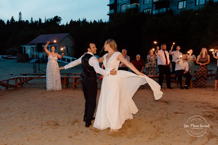 Wedding first dance on the beach with sparklers. Sparkler lit wedding first dance. Mariage au bord du Lac-Saint-Jean. Auberge des Îles. Photographe mariage Saguenay-Lac-Saint-Jean