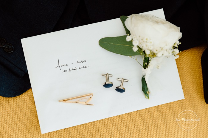 Groom flat lay. Mariage au bord du Lac-Saint-Jean. Auberge des Îles. Photographe mariage Saguenay-Lac-Saint-Jean