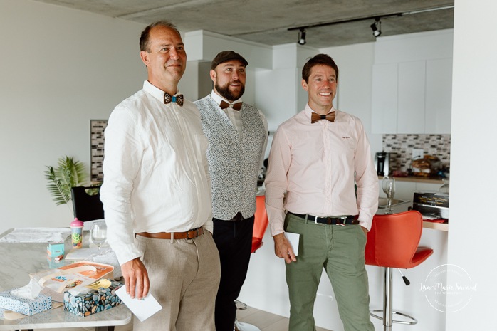 Bride first look with brothers. Mariage au bord du Lac-Saint-Jean. Auberge des Îles. Photographe mariage Saguenay-Lac-Saint-Jean