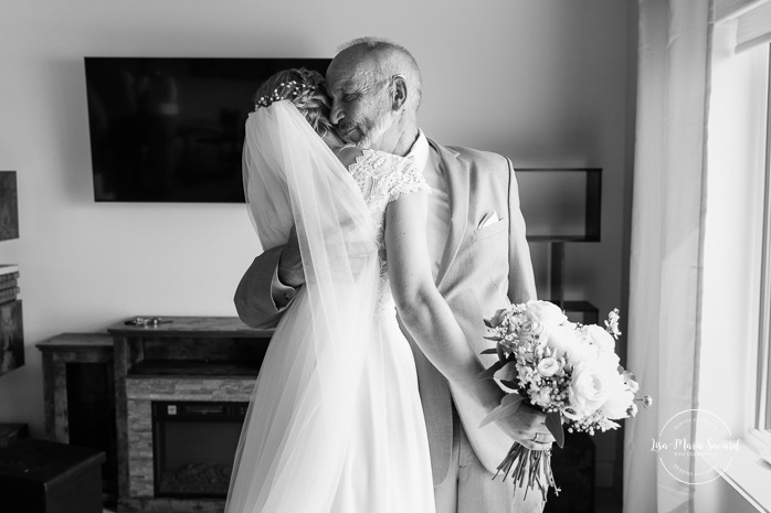 Bride first look with father. Mariage au bord du Lac-Saint-Jean. Auberge des Îles. Photographe mariage Saguenay-Lac-Saint-Jean