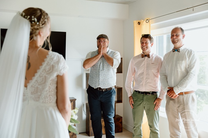 Bride first look with brothers. Mariage au bord du Lac-Saint-Jean. Auberge des Îles. Photographe mariage Saguenay-Lac-Saint-Jean