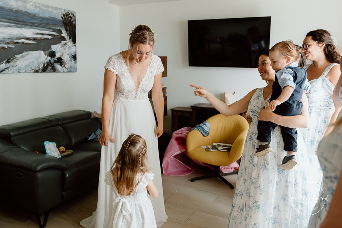 Bride getting ready with bridesmaids. Mariage au bord du Lac-Saint-Jean. Auberge des Îles. Photographe mariage Saguenay-Lac-Saint-Jean